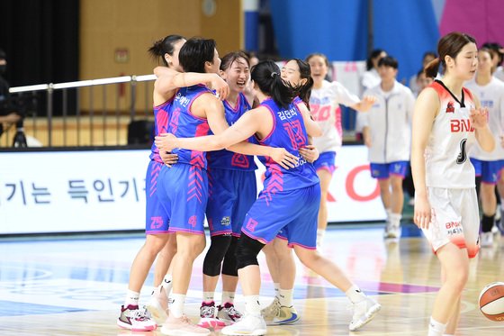 ‘뒷심 발휘’ 삼성생명, 19점 차 뒤집고 BNK에 역전승