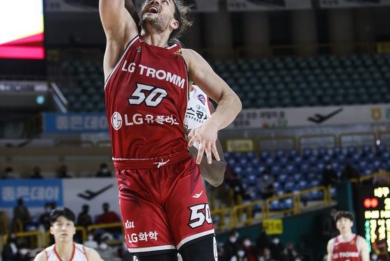 ‘마레이 더블더블’ LG, 한국가스공사 꺾고 4연패 탈출