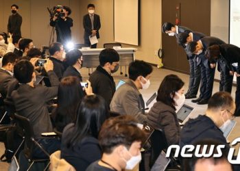 “고객은 1000원 껌값” vs “KT는 총 400억원”…셈법 다른 ‘먹통 보상안’