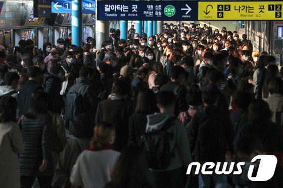 ‘위드코로나’ 시행에 IT업계도 근무복귀 ‘꿈틀’…’네·카’는 연말까지 재택