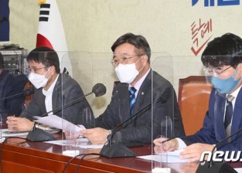 與 ‘국조’ 들먹이며 정부에 예산 압박…野 “文을 종이호랑이로 여겨”