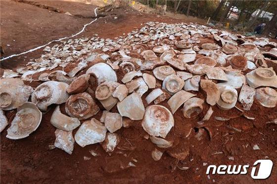 김해 상동면 묵방리서 18세기 백자가마터 발굴