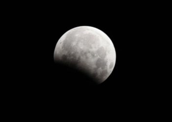 19일, 동쪽에서 가려진 달이 떠오른다