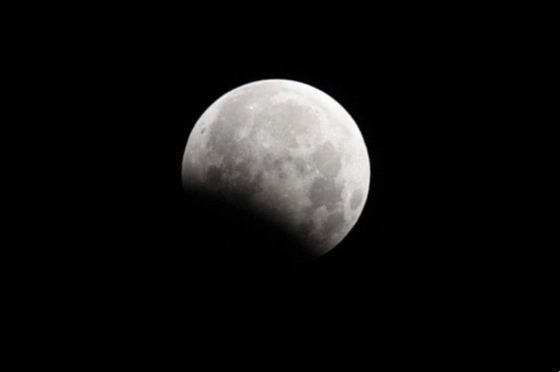 19일, 동쪽에서 가려진 달이 떠오른다