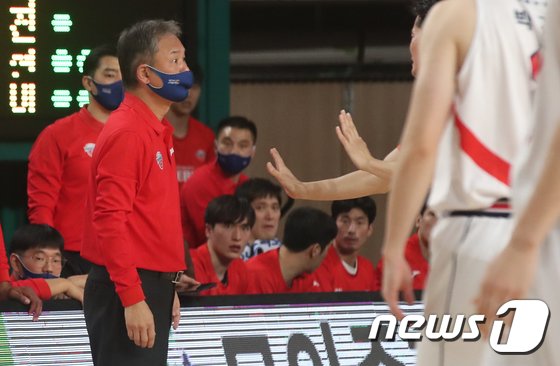유재학 감독 700승 금자탑…현대모비스, LG에 대승