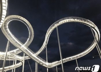 포스코, 국내 최대 체험형 조형물 ‘스페이스워크’ 선보여