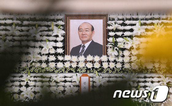 전두환 빈소 ‘5공 실세’ 등 자리 지켰지만…근조화환만 가득