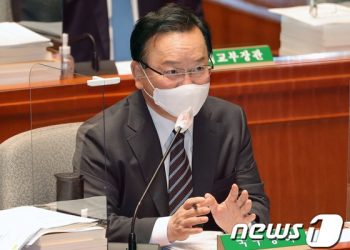 與 “재난지원금 국채발행도 방법”…김총리 “그건 무리”