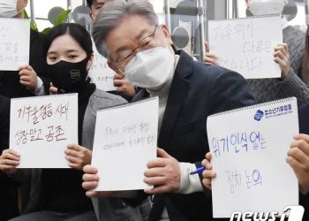 지상파 예능에 유튜브까지…이재명표 전방위 스킨십, 돌파구 모색