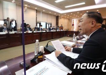 기재부 예산편성권 박탈까지…’이재명표 패키지’ 압박에 洪 백기들까