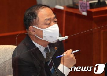 ‘곳간지기’ 홍남기, 李·尹 동시 겨냥 “25조도 50조도 확보 어려워”