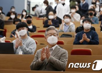 ‘페미 반대’ 글 공유한 이재명 “청년들의 절규 전하고 싶었다”