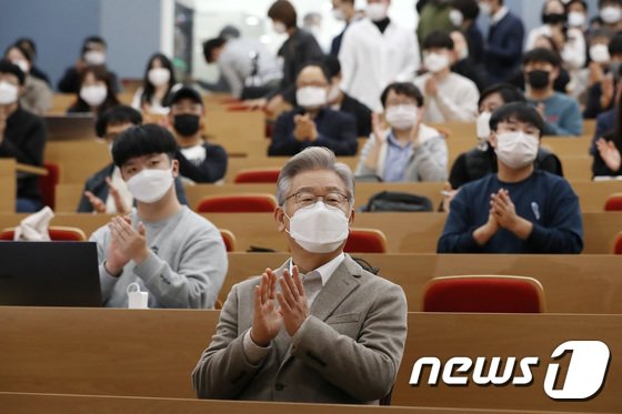 ‘페미 반대’ 글 공유한 이재명 “청년들의 절규 전하고 싶었다”