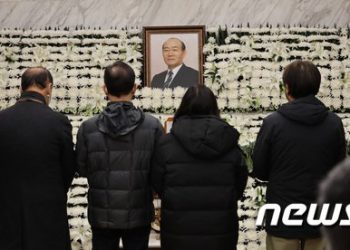 전두환 장례 나흘째에도 지지자·유튜버 섞여 ‘욕설·충돌·소란