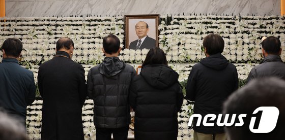 전두환 장례 나흘째에도 지지자·유튜버 섞여 ‘욕설·충돌·소란