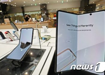 “갤Z폴드3·플립3 살아있네”…삼성폰, 미 시장서 애플 ‘맹추격’