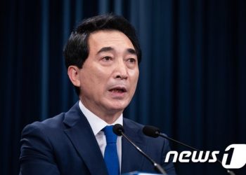 靑 “베이징서 ‘종전선언’ 목표 가진적 없어…하는 데까지 해볼 것”