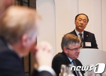 이재명發 ‘추가 재난지원금’…”로마서 부적절” 홍남기, 귀국후 응답할까