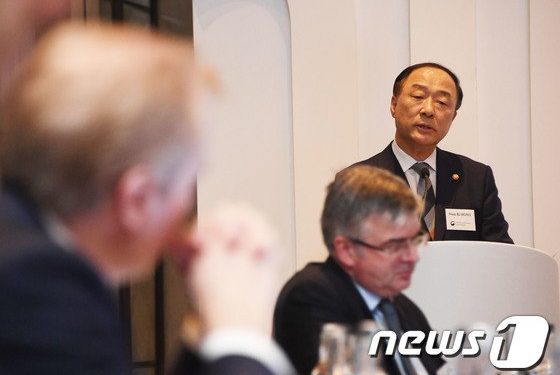 이재명發 ‘추가 재난지원금’…”로마서 부적절” 홍남기, 귀국후 응답할까