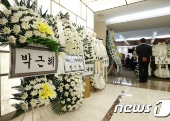 ‘가짜소동’ 끝 ‘박근혜 조화’ 도착…전두환 빈소 이틀간 2000명 조문