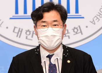 與 “野 대선 후보는 윤석열이냐, 김종인이냐” 맹폭