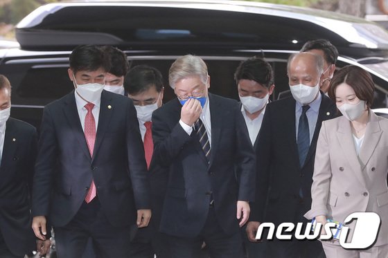 “대선 앞두고” 정진상, 검찰에 ‘경고장’…이재명은 “글쎄요”