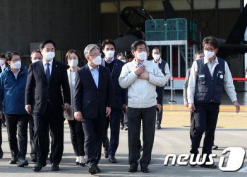 충청도 가는 李 ‘매타 버스’…시민과 걷고 초등 반상회도 참여