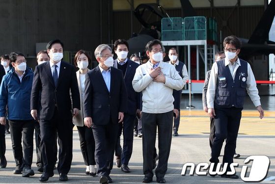 충청도 가는 李 ‘매타 버스’…시민과 걷고 초등 반상회도 참여