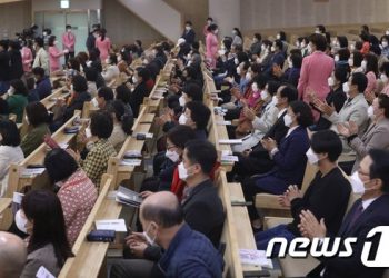 위드코로나에 종교활동도 기지개…수용인원 50%까지 확대