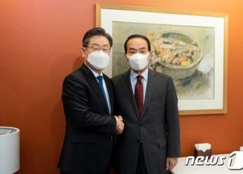 ‘중도층을 잡아라’…상대편 영입전(戰)에 뛰어든 이재명·윤석열