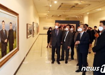 전주서 남북 미술·사진 전시회 ‘약속’ 열려…“평화통일 기원”