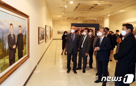전주서 남북 미술·사진 전시회 ‘약속’ 열려…“평화통일 기원”