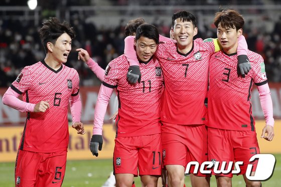 ‘황희찬 결승골’ 벤투호, 3만 관중 속 UAE에 1-0 승…최종예선 3승2무