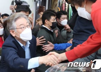 이재명, ‘맞상대’ 윤석열 확정된 날 대구 서문시장 환영 인파 ‘북새통’