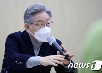 전국투어 이틀째, 이재명 거제 예비부부와 ‘불멍’ 캠핑