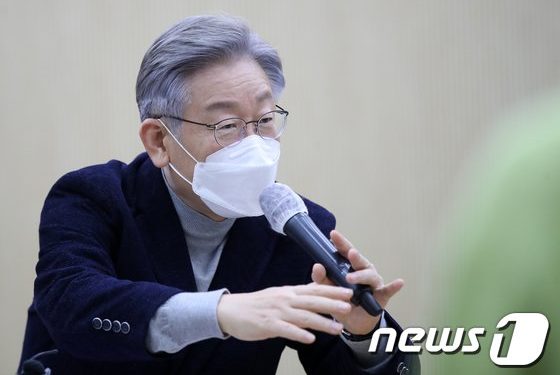 전국투어 이틀째, 이재명 거제 예비부부와 ‘불멍’ 캠핑