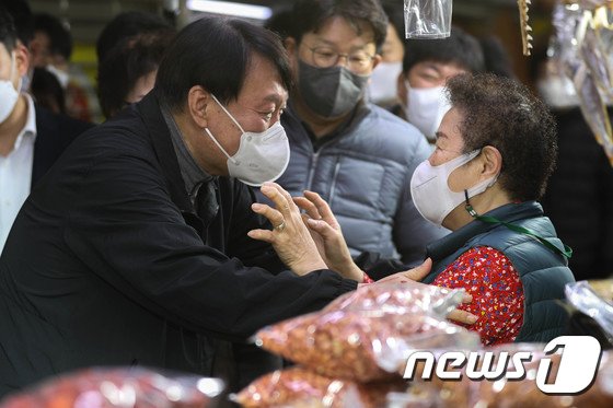 전통시장 찾고 물가대책 강조 Why…4050세대 겨냥한 尹