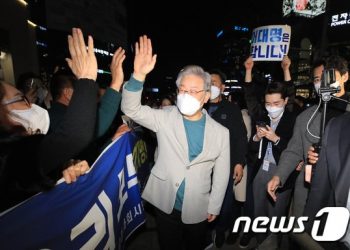 李, 수능 치른 고3 학생들과 캠핑…尹, 선대위 구성 의견 수렴