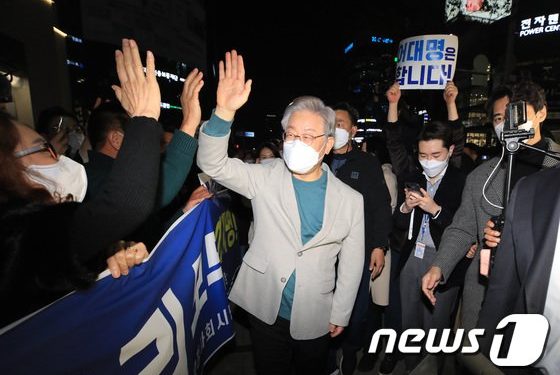 李, 수능 치른 고3 학생들과 캠핑…尹, 선대위 구성 의견 수렴