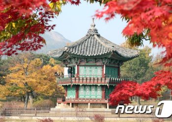 경복궁 향원정, 3년 복원 끝에 모습 드러내…내부는 내년 4월에 공개