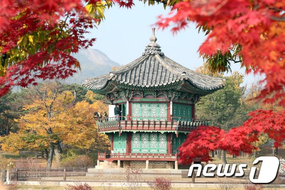 경복궁 향원정, 3년 복원 끝에 모습 드러내…내부는 내년 4월에 공개