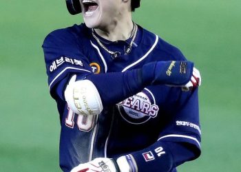 ‘투타 조화’ 두산, LG에 5-1 승리…PO 진출까지 1승