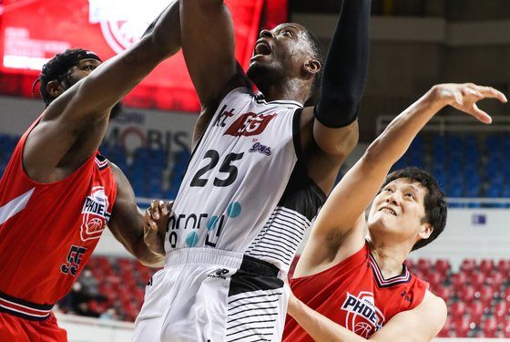 ‘허훈 선발 복귀’ KT, 현대모비스 꺾고 시즌 10승 고지