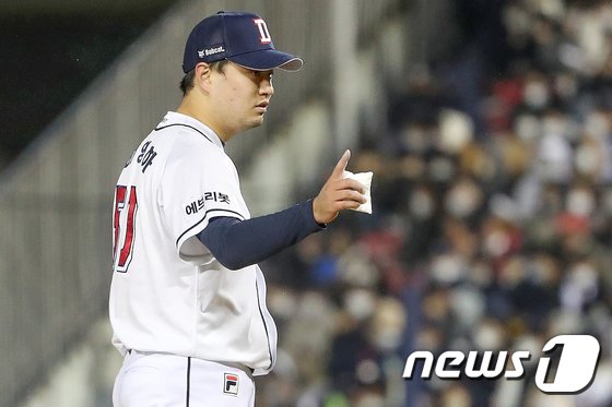 두산, 전력·체력 열세 딛고 삼성에 2연승… 7년 연속 KS ‘신기록’