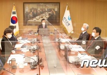 금통위원 6명 중 5명 인플레 우려…1월 금통위, 금리 또 인상하나