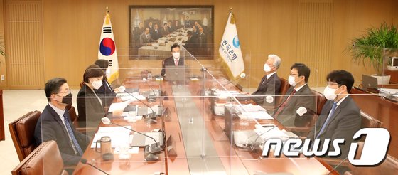 금통위원 6명 중 5명 인플레 우려…1월 금통위, 금리 또 인상하나