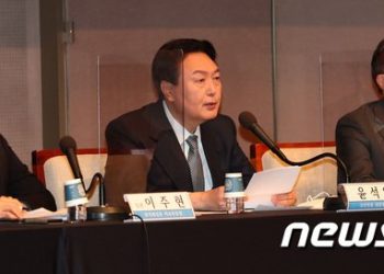 조국 “윤석열에 경악, 국정원 정보로 인사검증?…민간인 정보 수집은 불법”