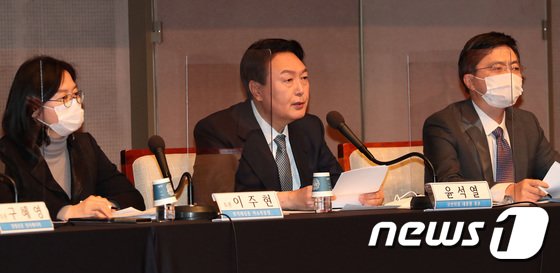 조국 “윤석열에 경악, 국정원 정보로 인사검증?…민간인 정보 수집은 불법”