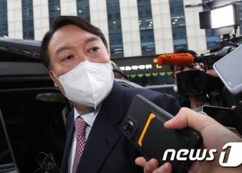 전격 사과냐, 팩트 체크냐…尹 ‘배우자 리스크’ 해법 놓고 ‘끙끙’