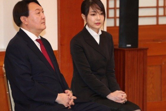 경찰, 윤석열 배우자 김건희 ‘허위경력 논란’ 고발사건 수사 중